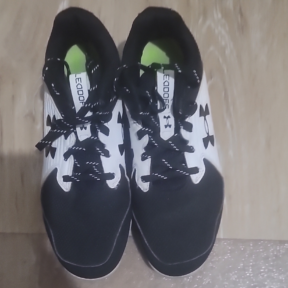 Under Armour Black and White Leadoff Youth Baseball Cleats Sports Sneakers 4.5